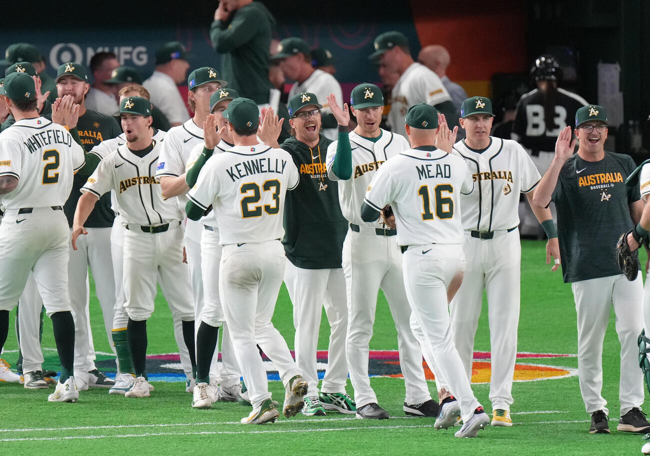 オーストラリア対台湾　台湾に勝利しタッチを交わすオーストラリアの選手ら（撮影・足立雅史）