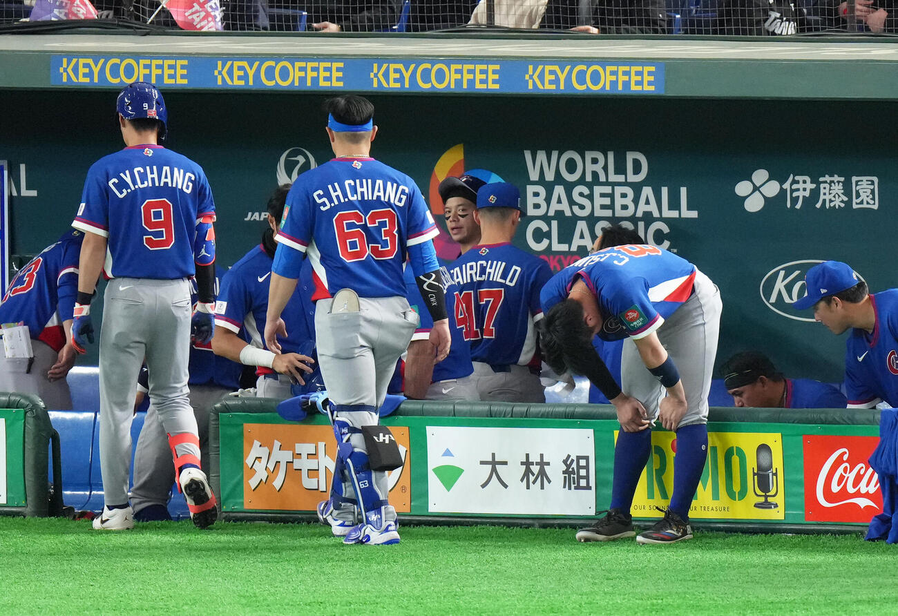 オーストラリア対台湾　オーストラリアに敗れがっくりとする台湾代表（撮影・足立雅史）