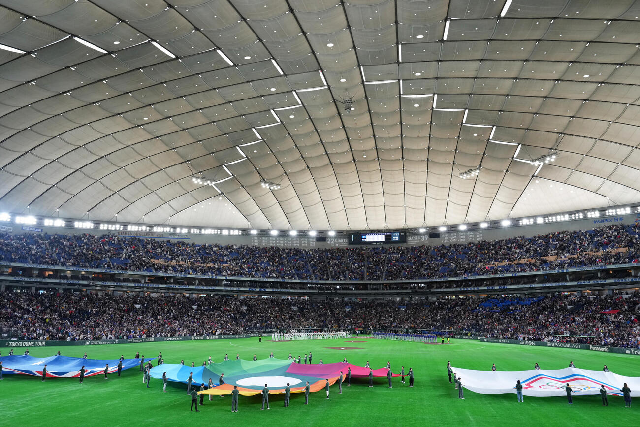 試合前、セレモニーが行われる東京ドーム（撮影・足立雅史）