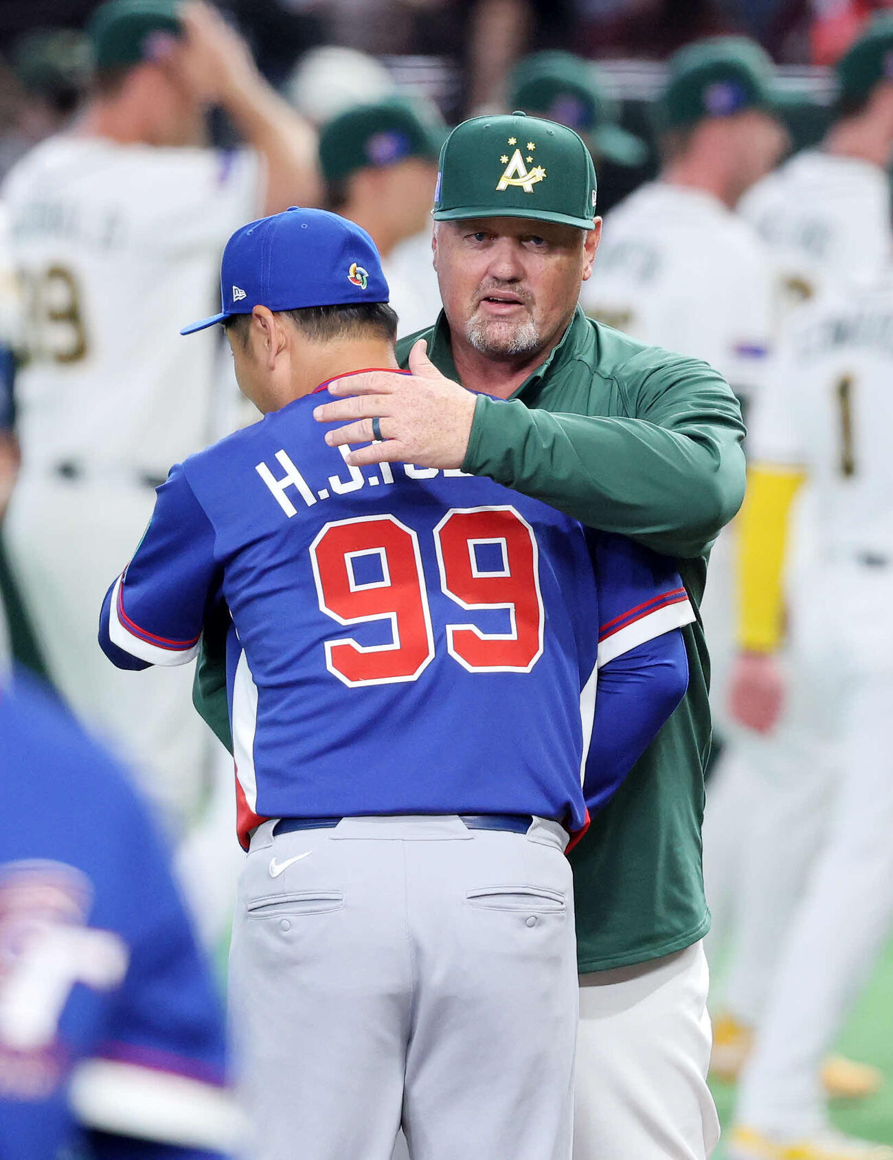 オーストラリア対台湾　試合前、台湾曾豪駒監督（手前）と抱き合うオーストラリアニルソン監督（撮影・鈴木正人）　