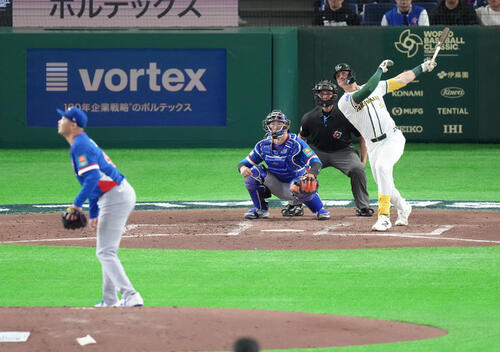 オーストラリア対台湾　5回裏オーストラリア無死一塁、パーキンスは先制2点本塁打を放つ（撮影・足立雅史）