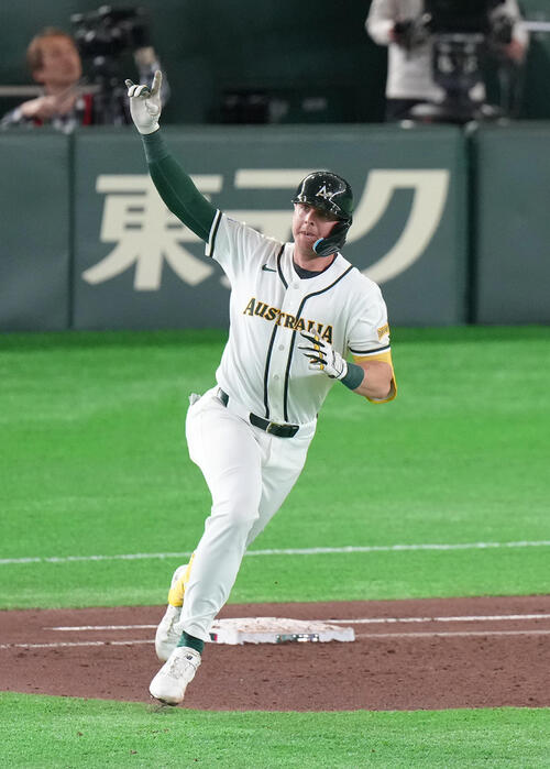 オーストラリア対台湾　5回裏オーストラリア無死一塁、パーキンスは先制2点本塁打を放ち喜ぶ（撮影・足立雅史）