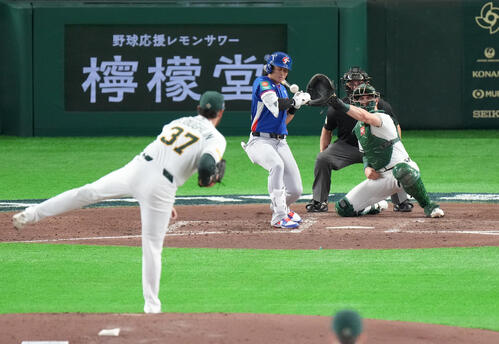 オーストラリア対台湾　6回表台湾2死一塁、陳傑憲は死球を受ける。投手オラフリン（撮影・足立雅史）