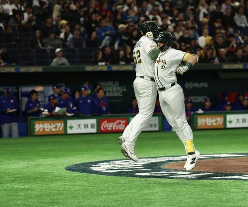 オーストラリア対台湾　5回裏オーストラリア無死一塁、右中間先制2点本塁打で生還し、チームメートに迎えられるパーキンス（右）（撮影・河田真司）