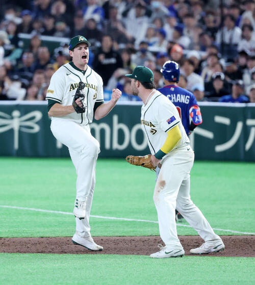 オーストラリア対台湾　勝利しガッツポーズで雄たけびを上げるオーストラリアケネディ（左）（撮影・鈴木正人）　