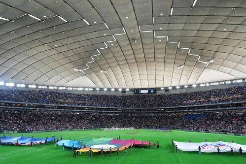 試合前、セレモニーが行われる東京ドーム（撮影・足立雅史）