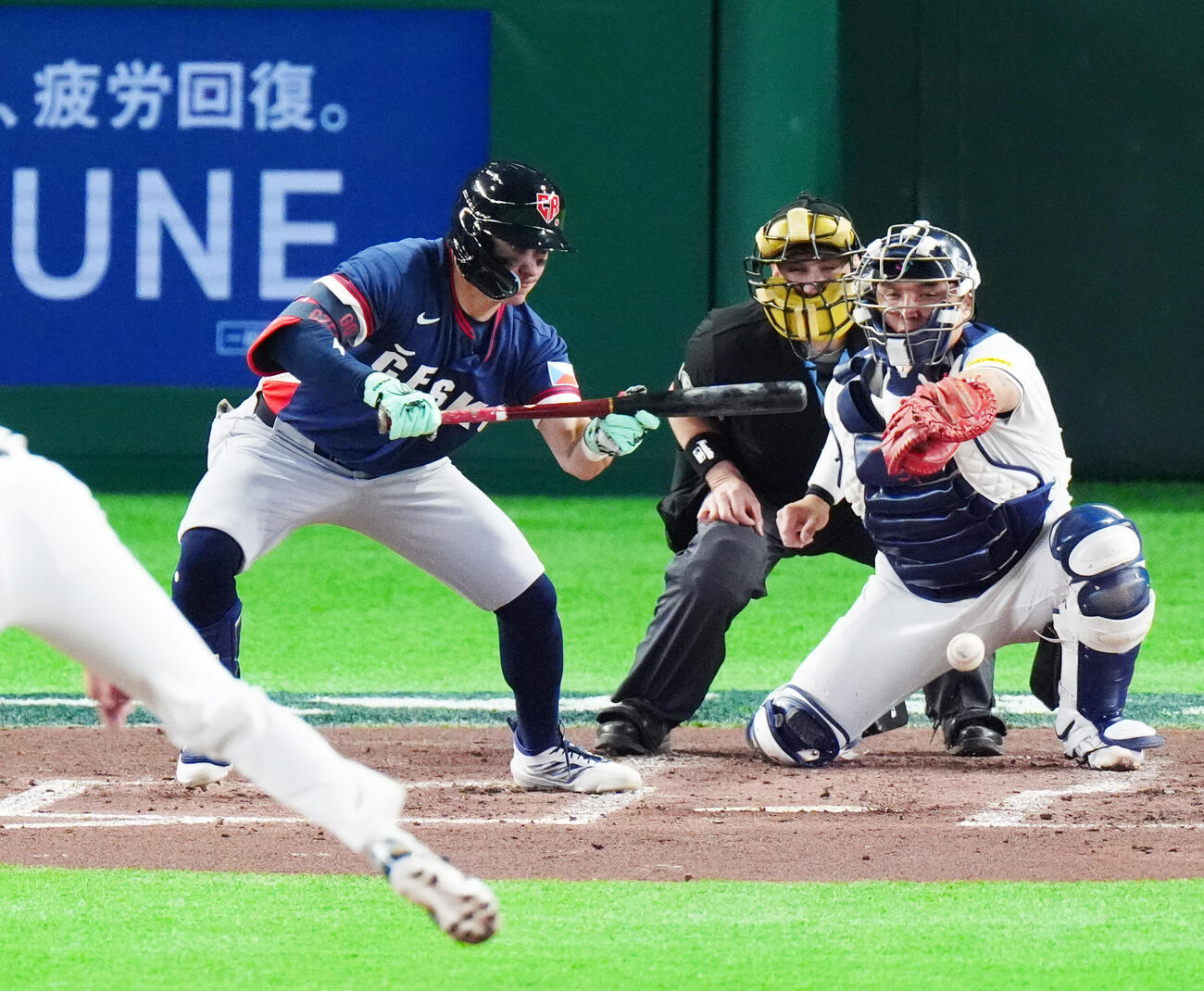 韓国対チェコ　2回表チェコ2死一、二塁、三塁線へセーフティーバントを決め安打で出塁するエスカラ（撮影・清水貴仁）