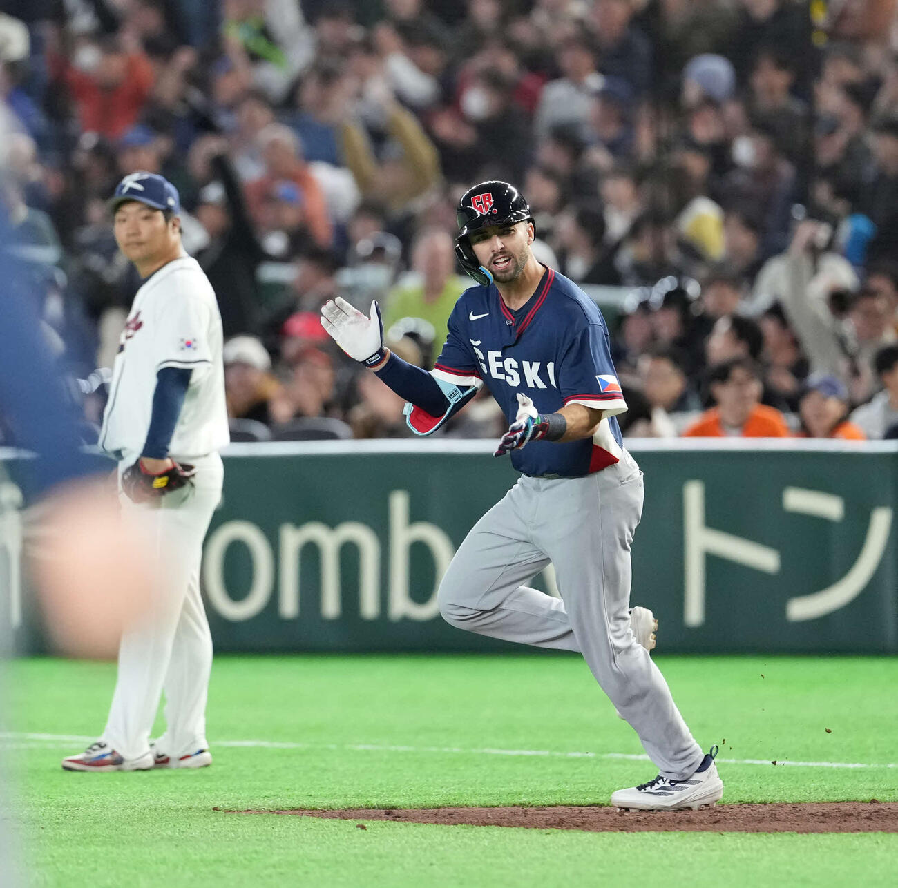 韓国対チェコ　5回表チェコ1死一、二塁、3点本塁打を放つパブラ（撮影・井上学