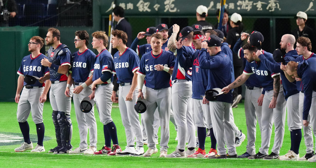 韓国対チェコ　試合後、グラウンドに出てきてあいさつするチェコの選手たち（撮影・清水貴仁）