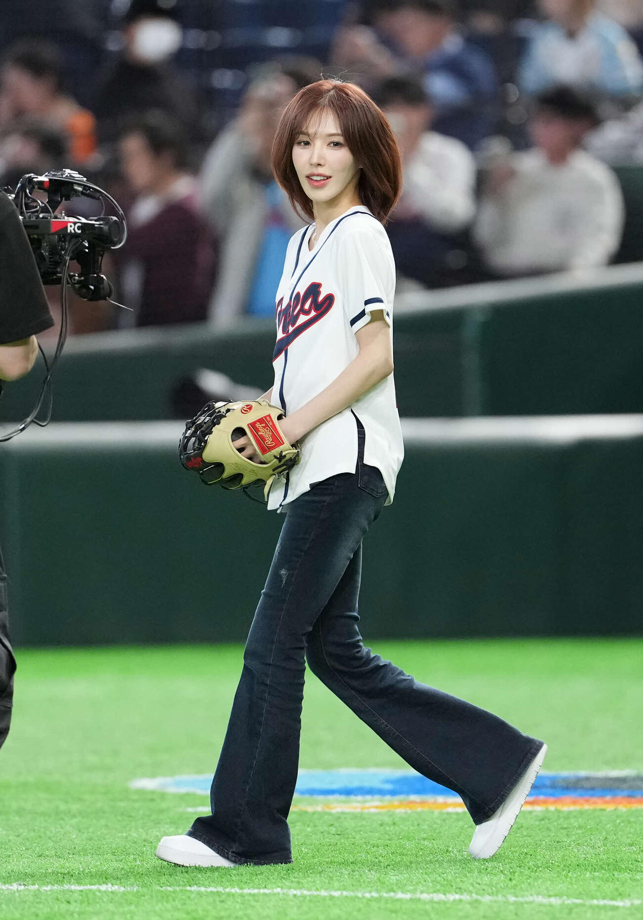 韓国対チェコ　始球式をするウェンディ（撮影・井上学）