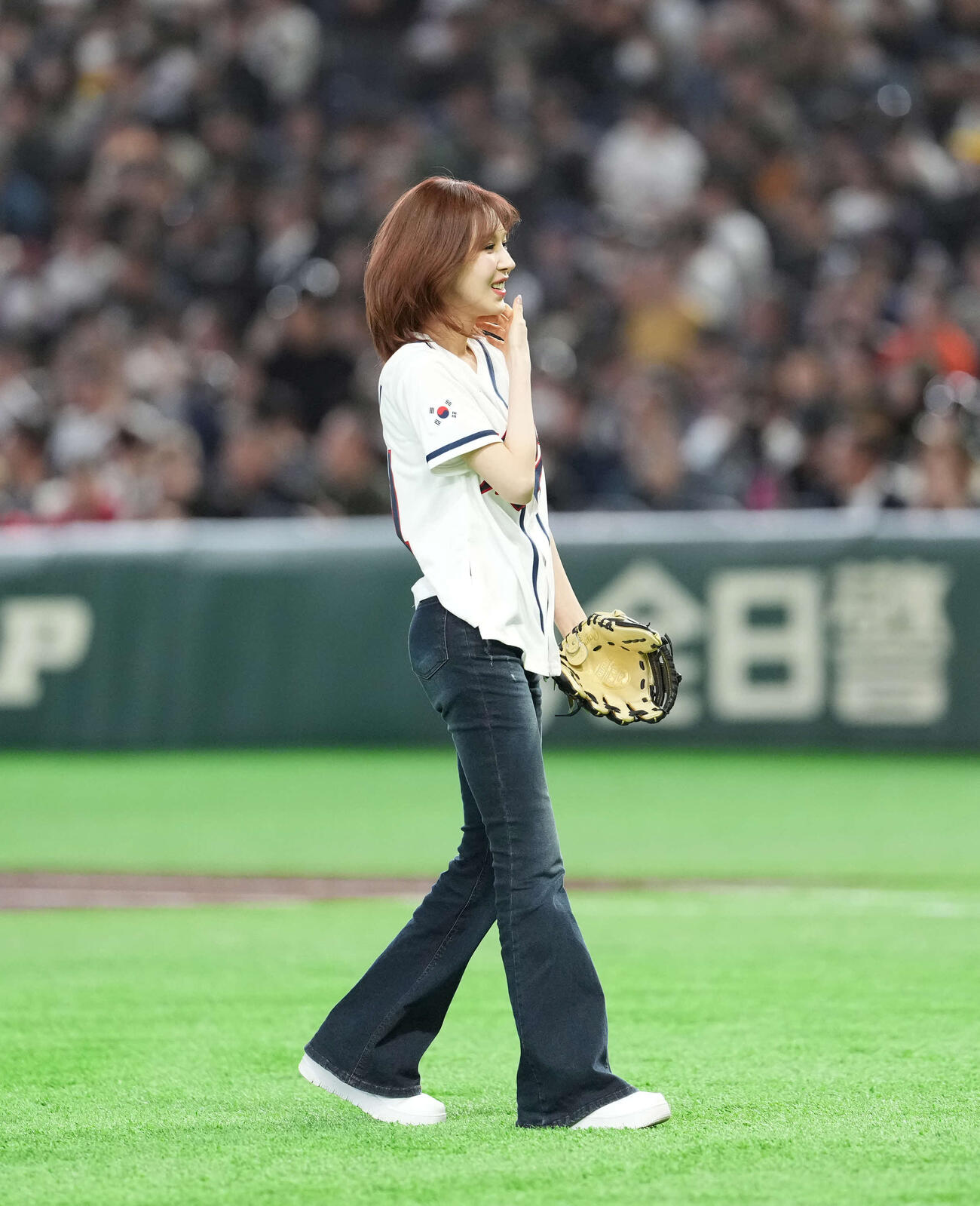 韓国対チェコ　始球式をするウェンディ（撮影・井上学）