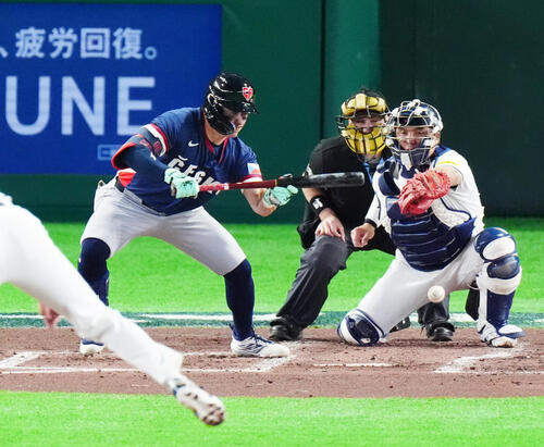 韓国対チェコ　2回表チェコ2死一、二塁、三塁線へセーフティーバントを決め安打で出塁するエスカラ（撮影・清水貴仁）