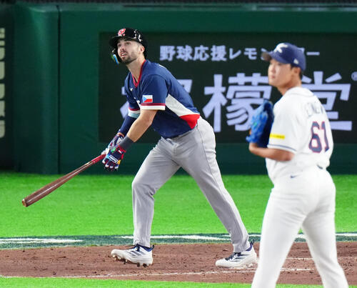 韓国対チェコ　5回表チェコ1死一、二塁、右越え3点本塁打を放つバブラ（撮影・清水貴仁）