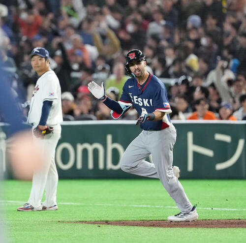 韓国対チェコ　5回表チェコ1死一、二塁、3点本塁打を放つパブラ（撮影・井上学