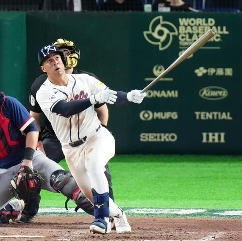 韓国対チェコ　8回裏韓国2死、左越えソロ本塁打を放つジョーンズ（撮影・清水貴仁）