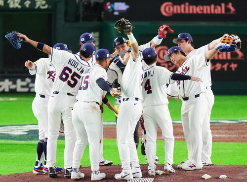 韓国対チェコ　チェコに快勝しマウンドでポーズを決める韓国の選手たち（撮影・清水貴仁）