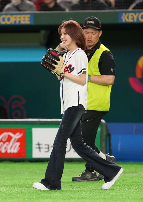 韓国対チェコ　始球式をするウェンディ（撮影・井上学）