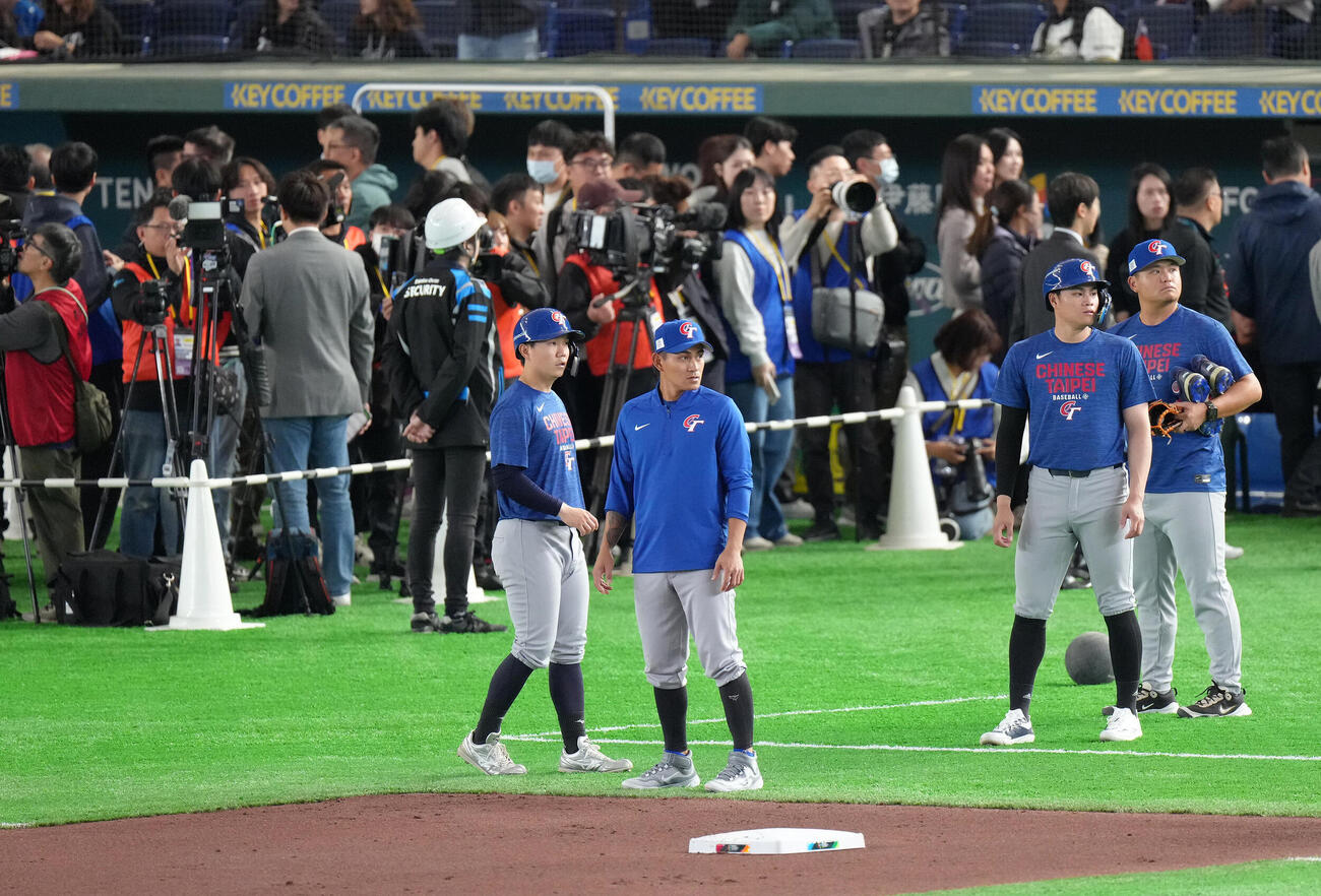 試合前、多くのメディアが集まる中、練習に臨む台湾代表（撮影・足立雅史）