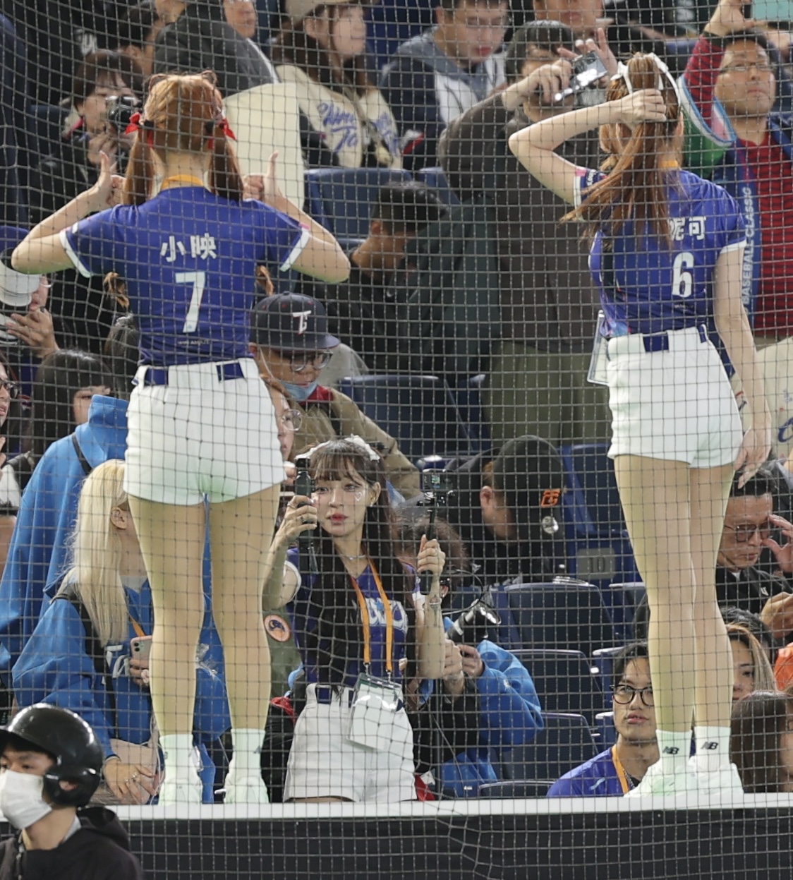 オーストラリア対台湾　試合前、チームメートを撮影する林襄（中央）（撮影・河田真司）