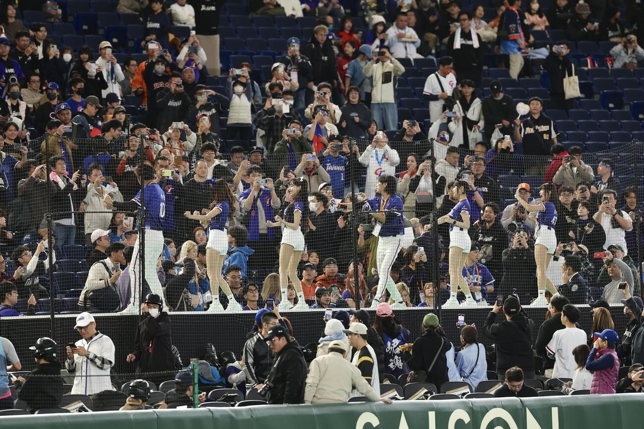 オーストラリア対台湾　試合前、会場を盛り上げる台湾チア（撮影・河田真司）