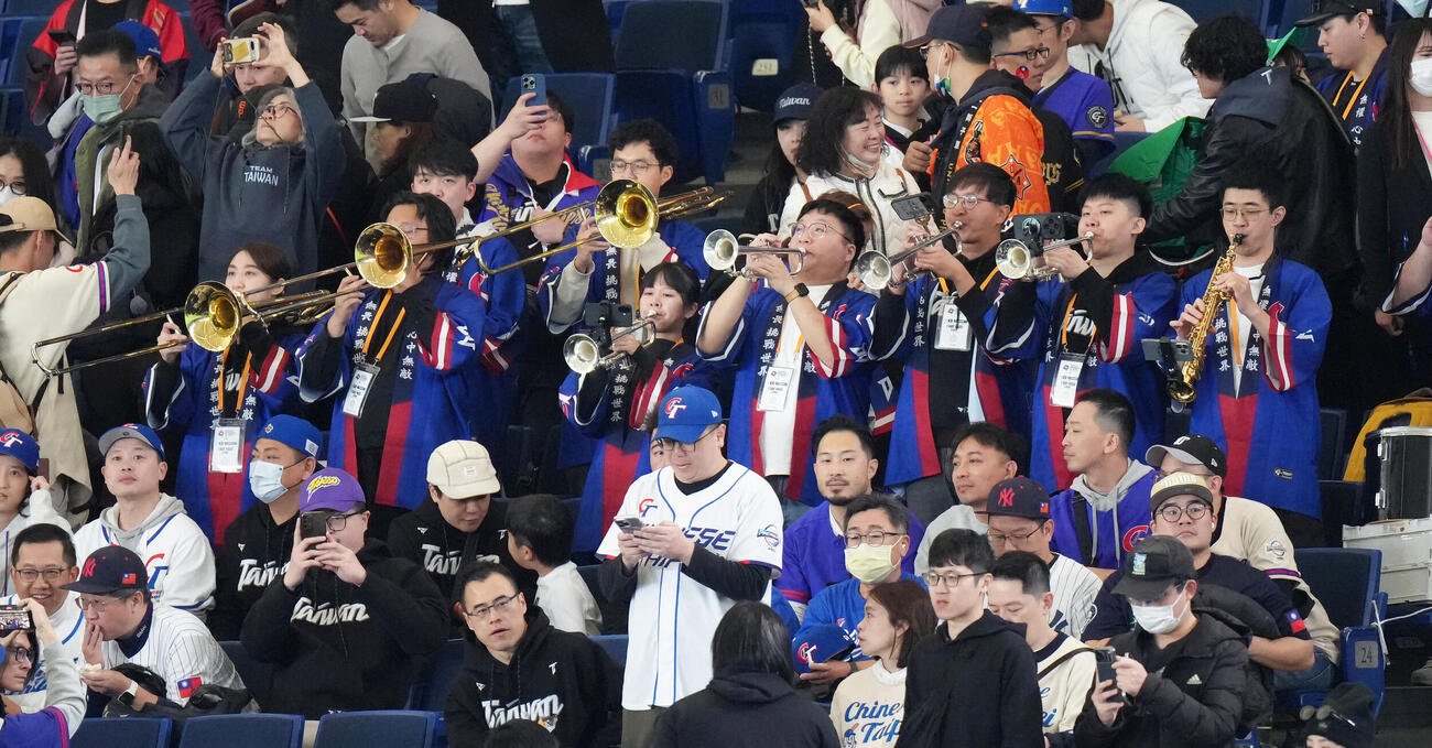 演奏で会場を盛り上げる台湾の応援団（撮影・足立雅史）