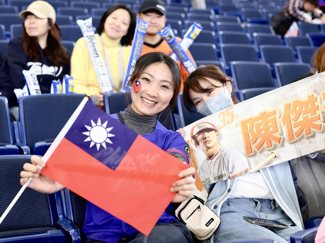 オーストラリア対台湾　試合を待ち侘びる台湾のファンたち（撮影・河田真司）