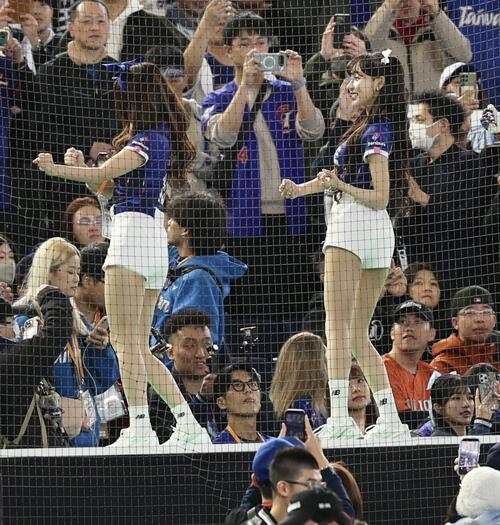 オーストラリア対台湾　試合前、会場を盛り上げる林襄（右）（撮影・河田真司）