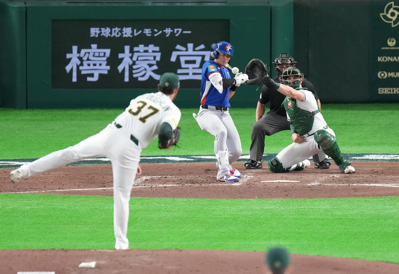 オーストラリア対台湾　6回表台湾2死一塁、陳晨威は死球を受ける。投手オラフリン（撮影・足立雅史）