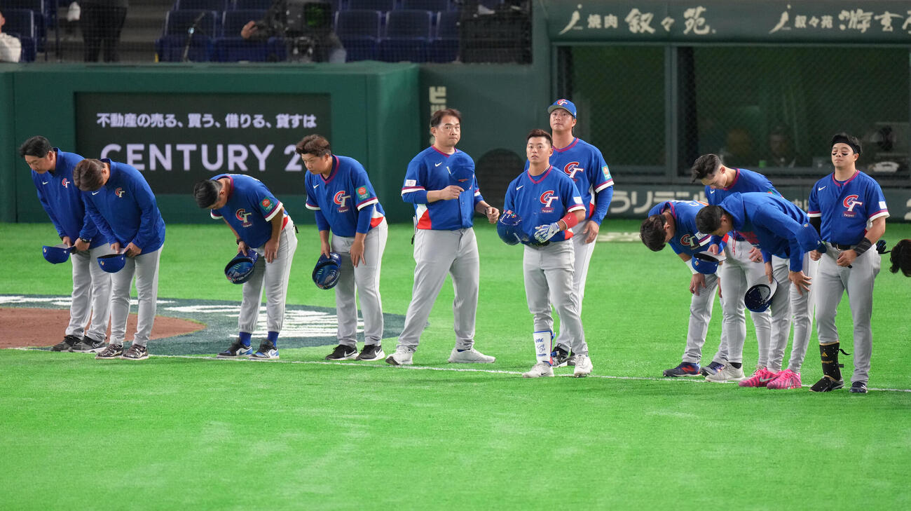 オーストラリア対台湾　オーストラリアに敗れあいさつする台湾代表（撮影・足立雅史）