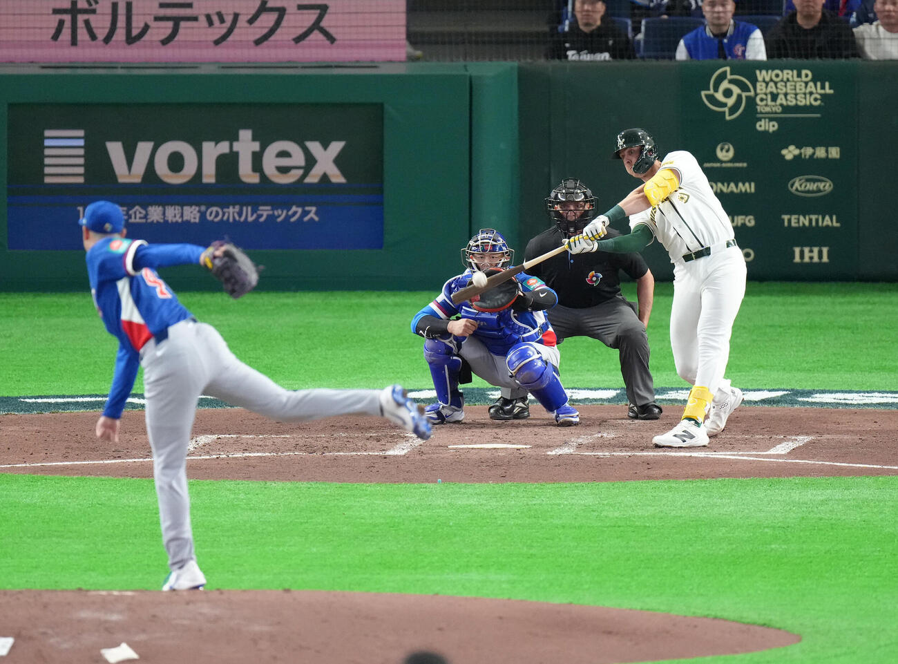 オーストラリア対台湾　5回裏オーストラリア無死一塁、パーキンスは先制2点本塁打を放つ（撮影・足立雅史）