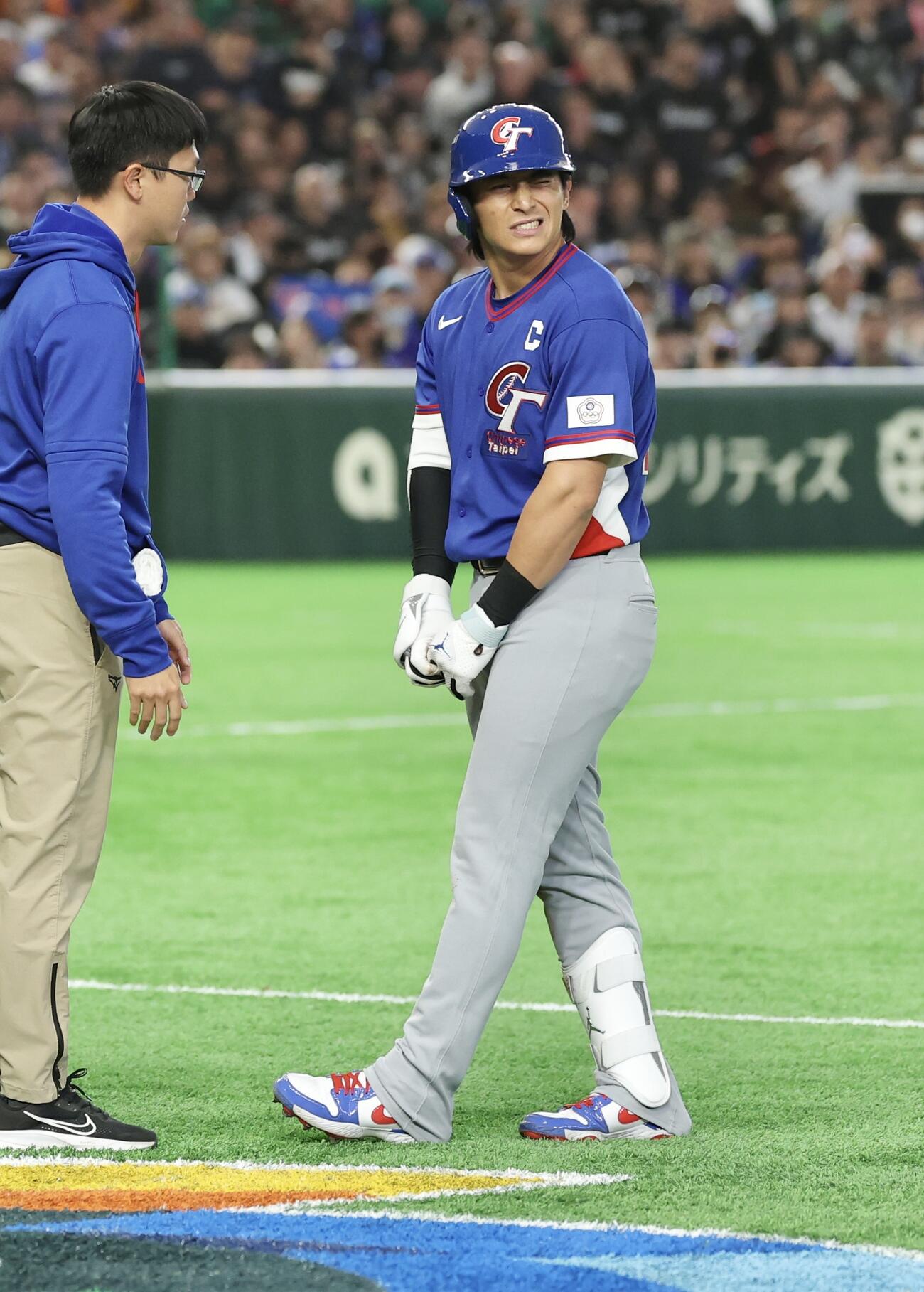 オーストラリア対台湾　6回表台湾2死一塁、死球を受ける陳傑憲（撮影・河田真司）