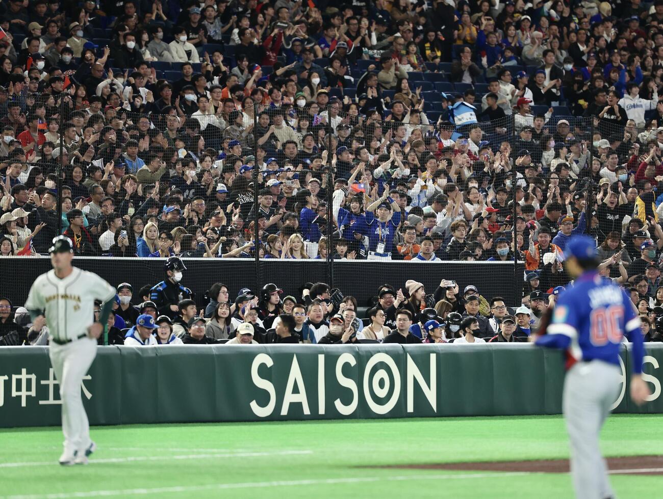 オーストラリア対台湾　徐若熙（手前）が2回裏を抑え盛り上がる台湾のファンたち（撮影・河田真司）