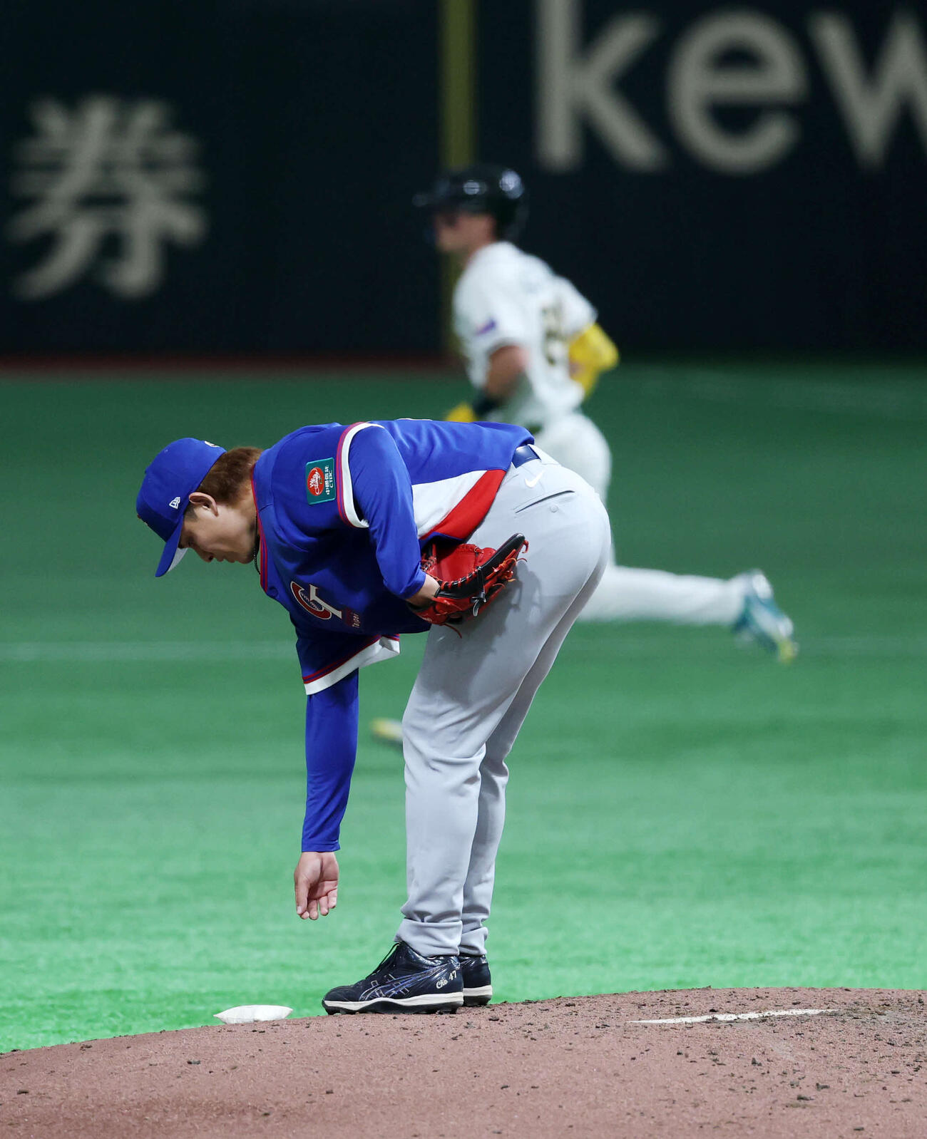 オーストラリア対台湾　7回裏オーストラリア1死、バザナ（後方）に右越え本塁打を放れた台湾張奕（撮影・鈴木正人）　