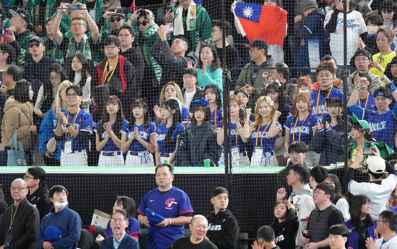 試合前セレモニーを見つめる台湾のチアら（撮影・足立雅史）