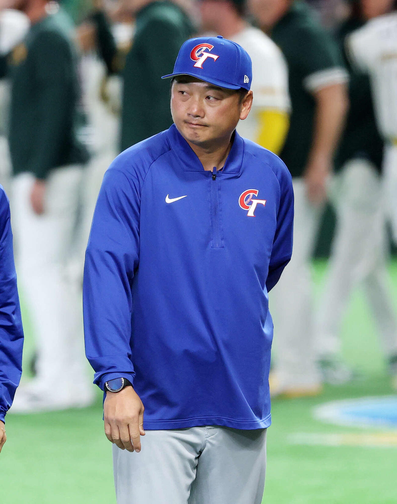 オーストラリア対台湾　敗戦し引き揚げる台湾曾豪駒監督（撮影・鈴木正人）　