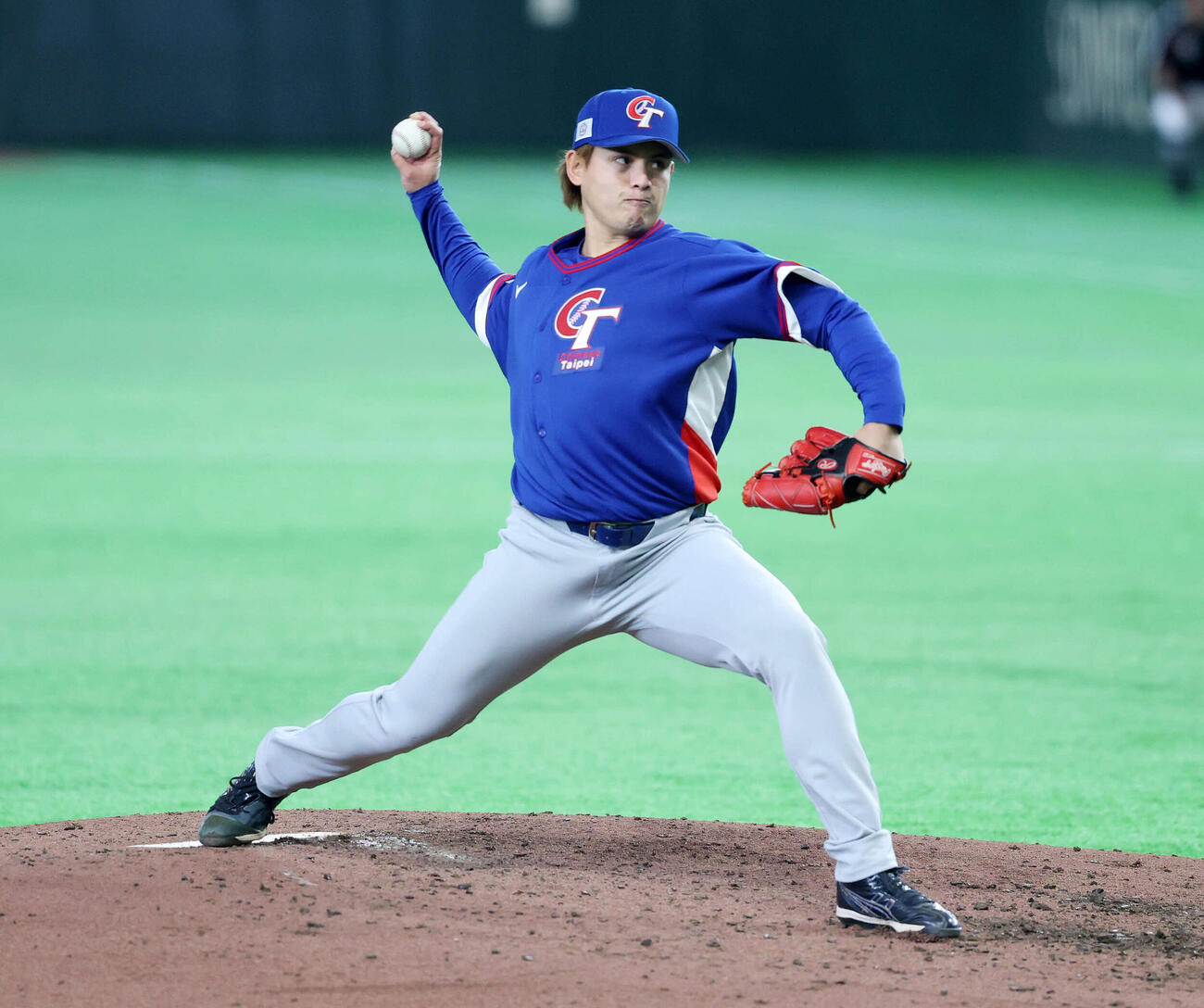 オーストラリア対台湾　力投する台湾4番手の張奕（撮影・鈴木正人）　