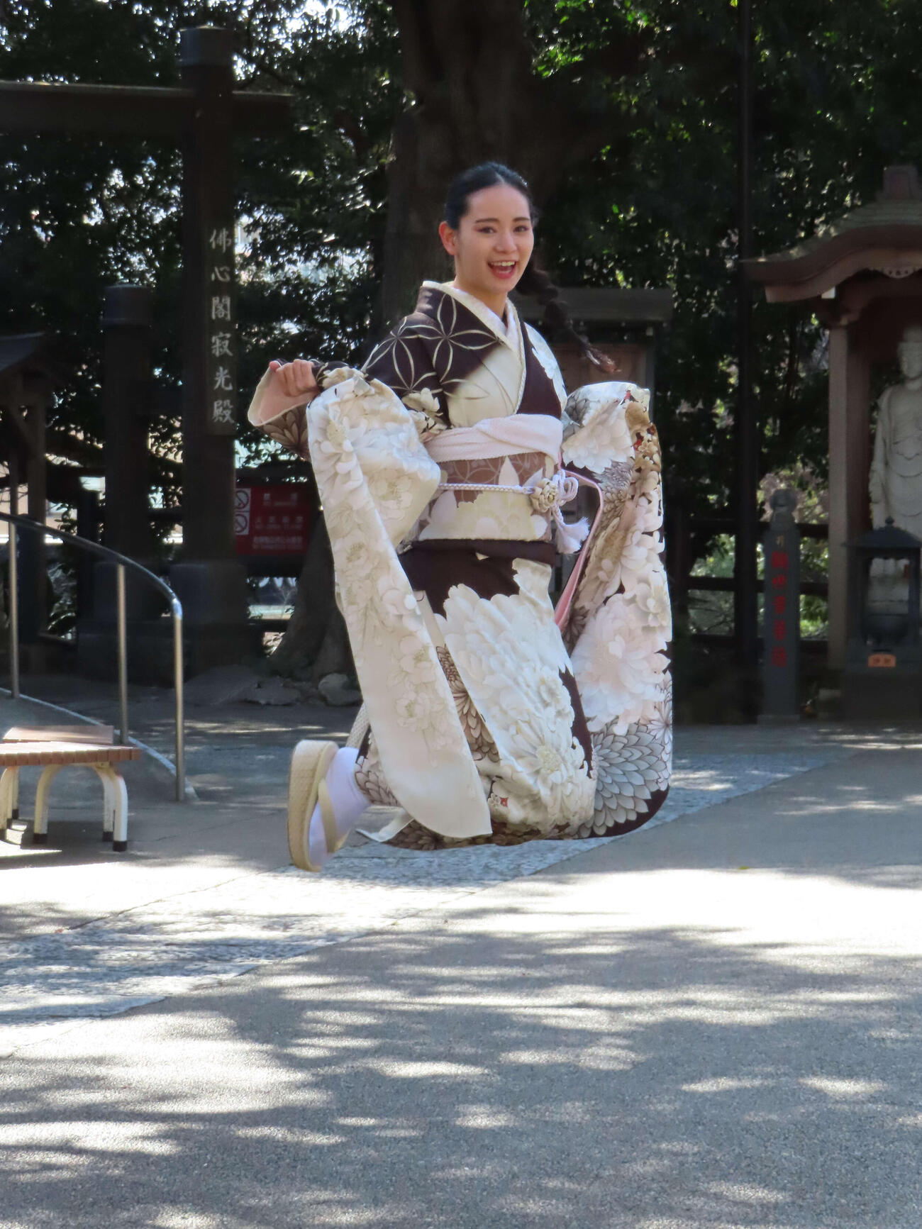 二十歳の誕生日を前に、晴れ着姿で元気よくジャンプする宮城弥生