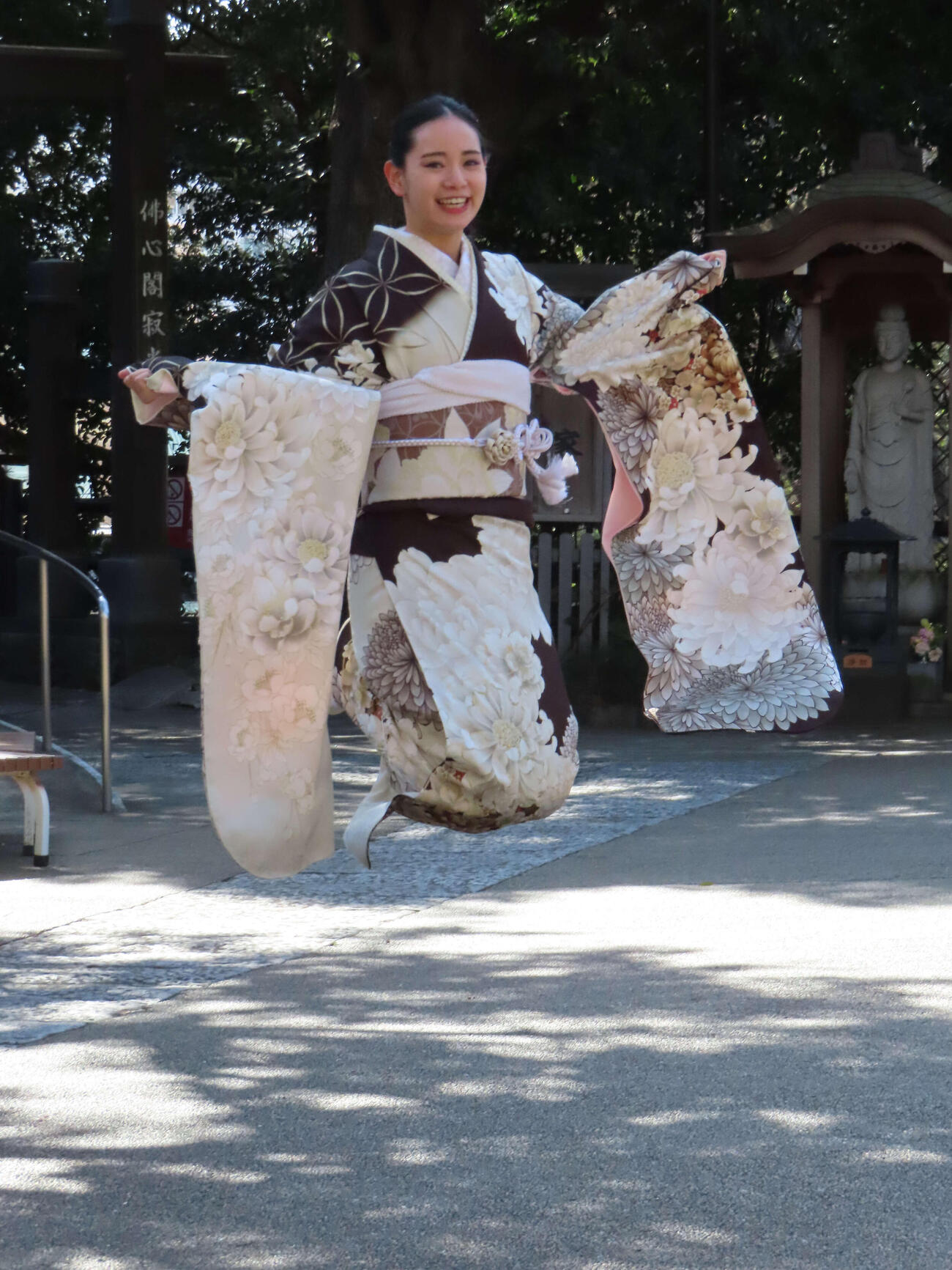 二十歳の誕生日を前に、晴れ着姿で元気よくジャンプする宮城弥生