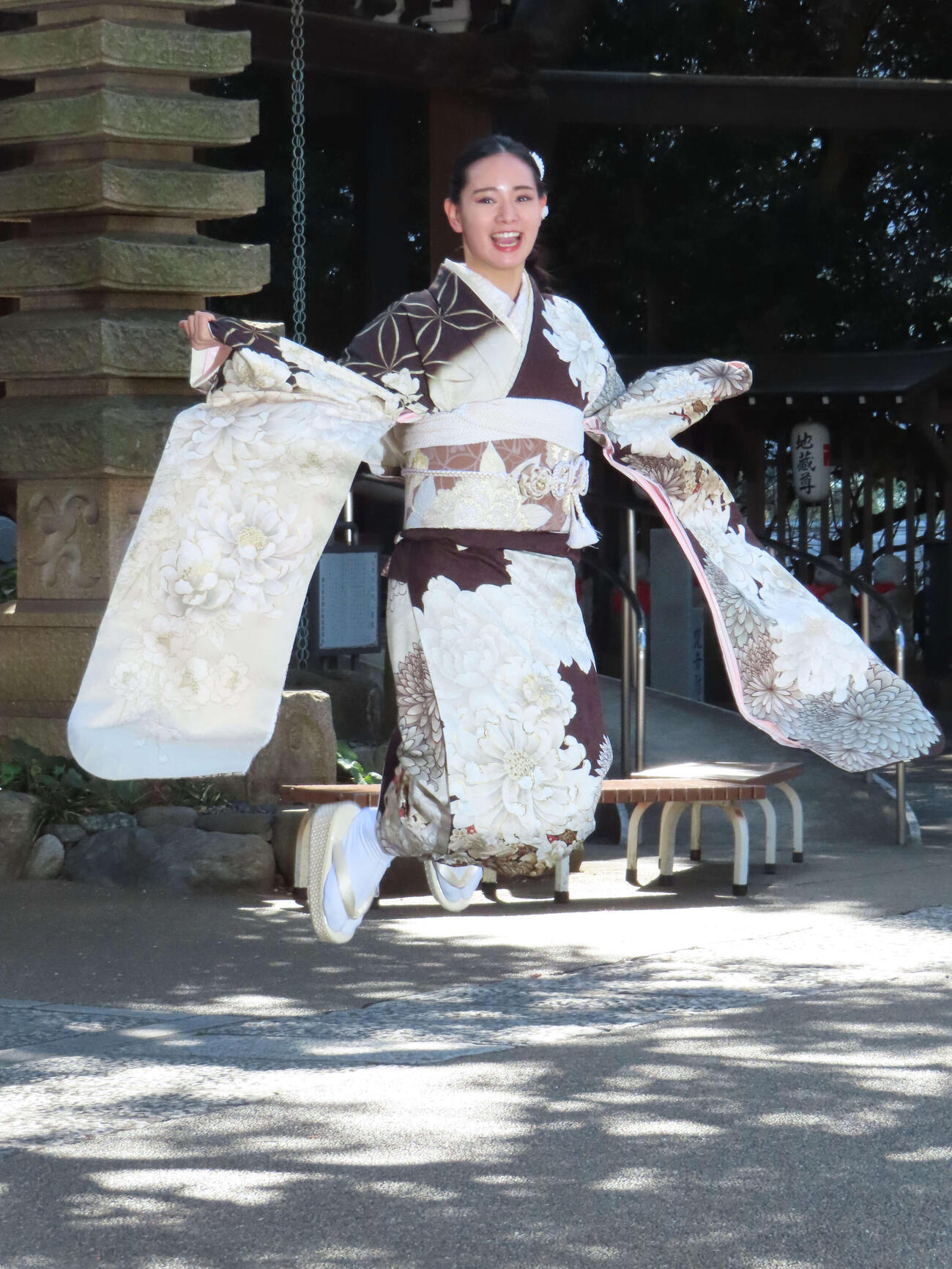 二十歳の誕生日を前に、晴れ着姿で元気よくジャンプする宮城弥生