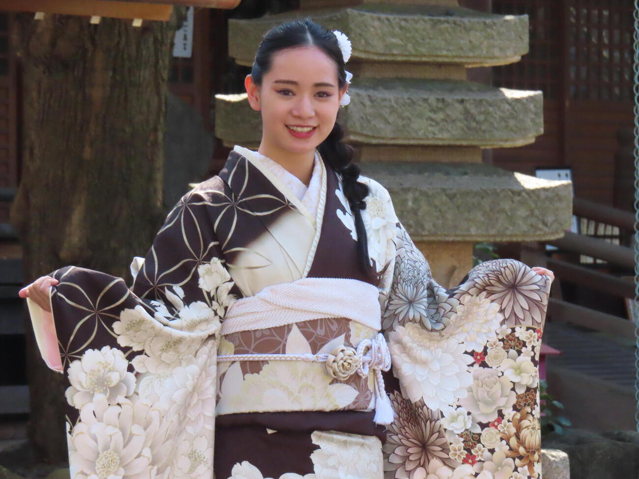 二十歳の誕生日を前に、晴れ着姿で兄・大弥が代表入りしているWBC日本代表の勝利を祈願した宮城弥生
