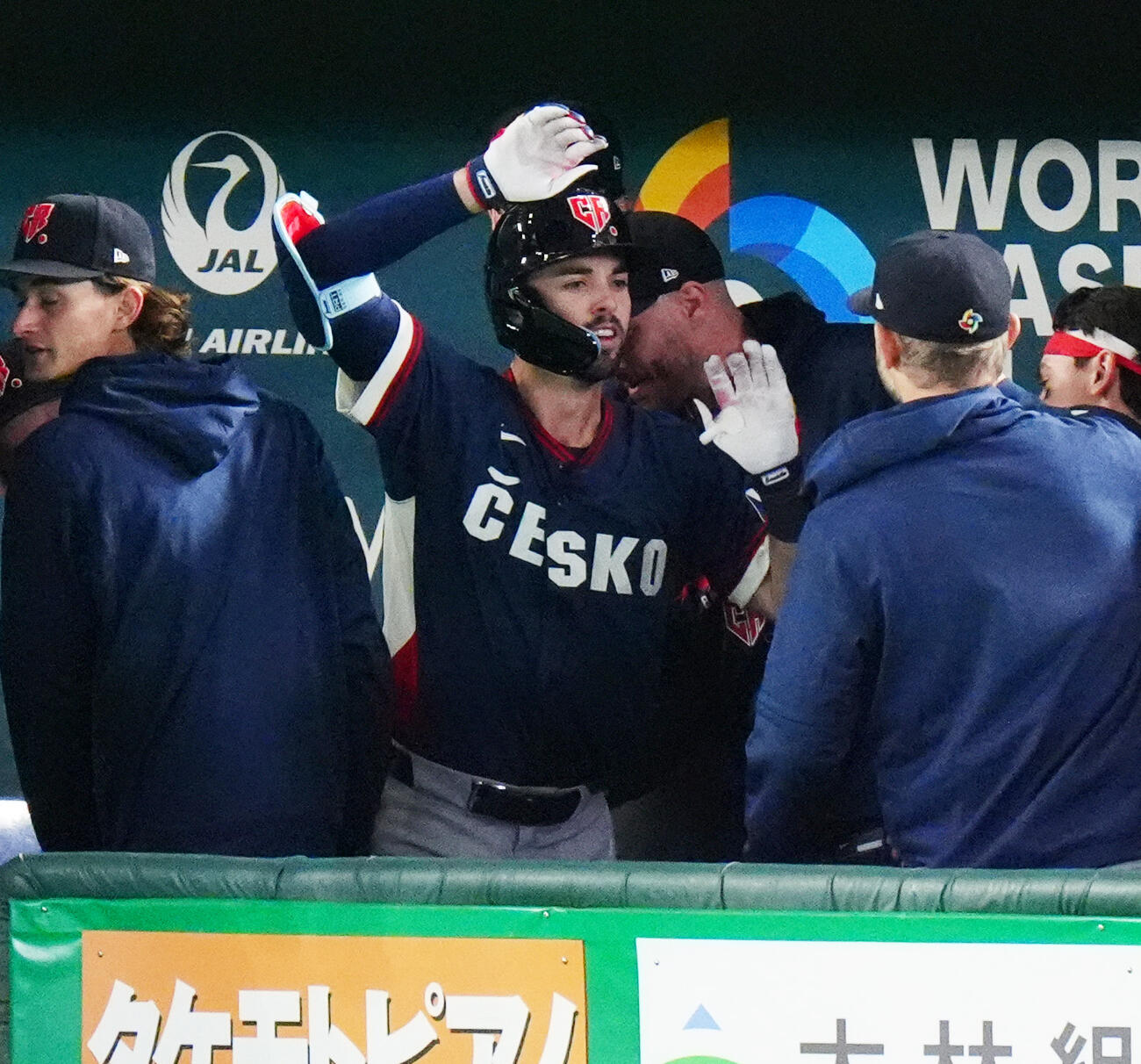 韓国対チェコ　5回表チェコ1死一、二塁、右越え3点本塁打を放ち生還するバブラ（撮影・清水貴仁）