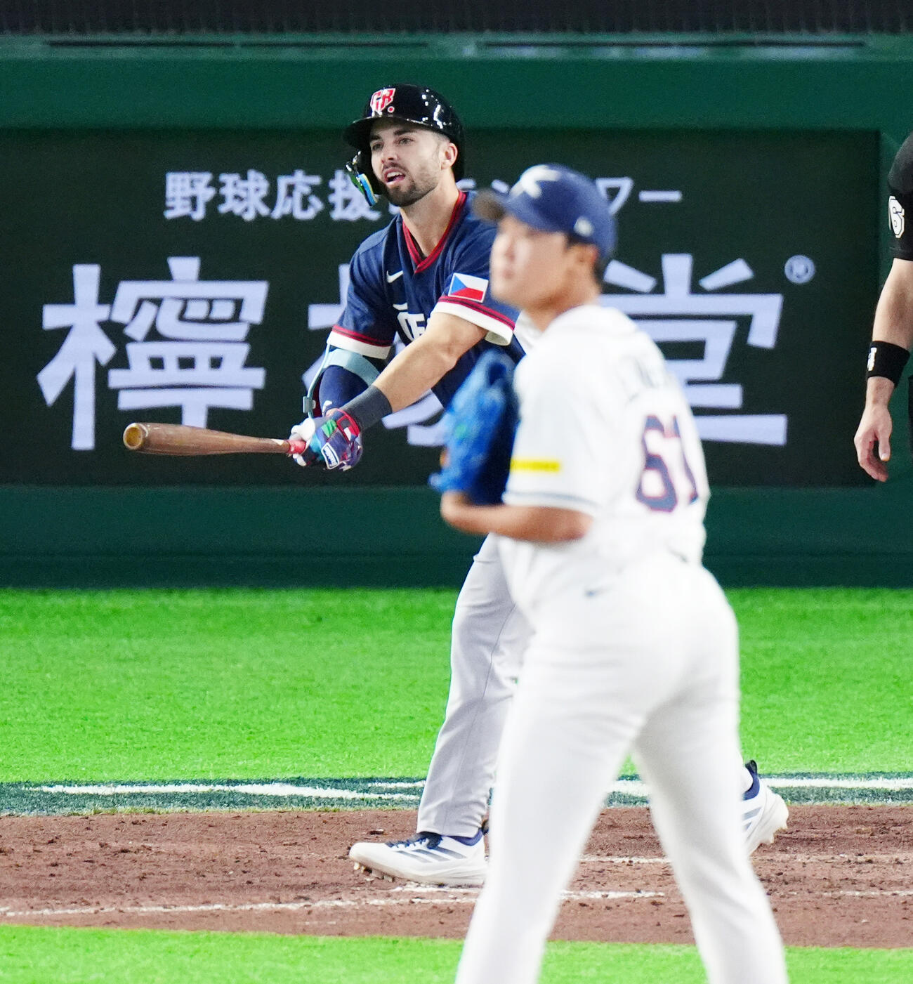 韓国対チェコ　5回表チェコ1死一、二塁、右越え3点本塁打を放つバブラ（撮影・清水貴仁）