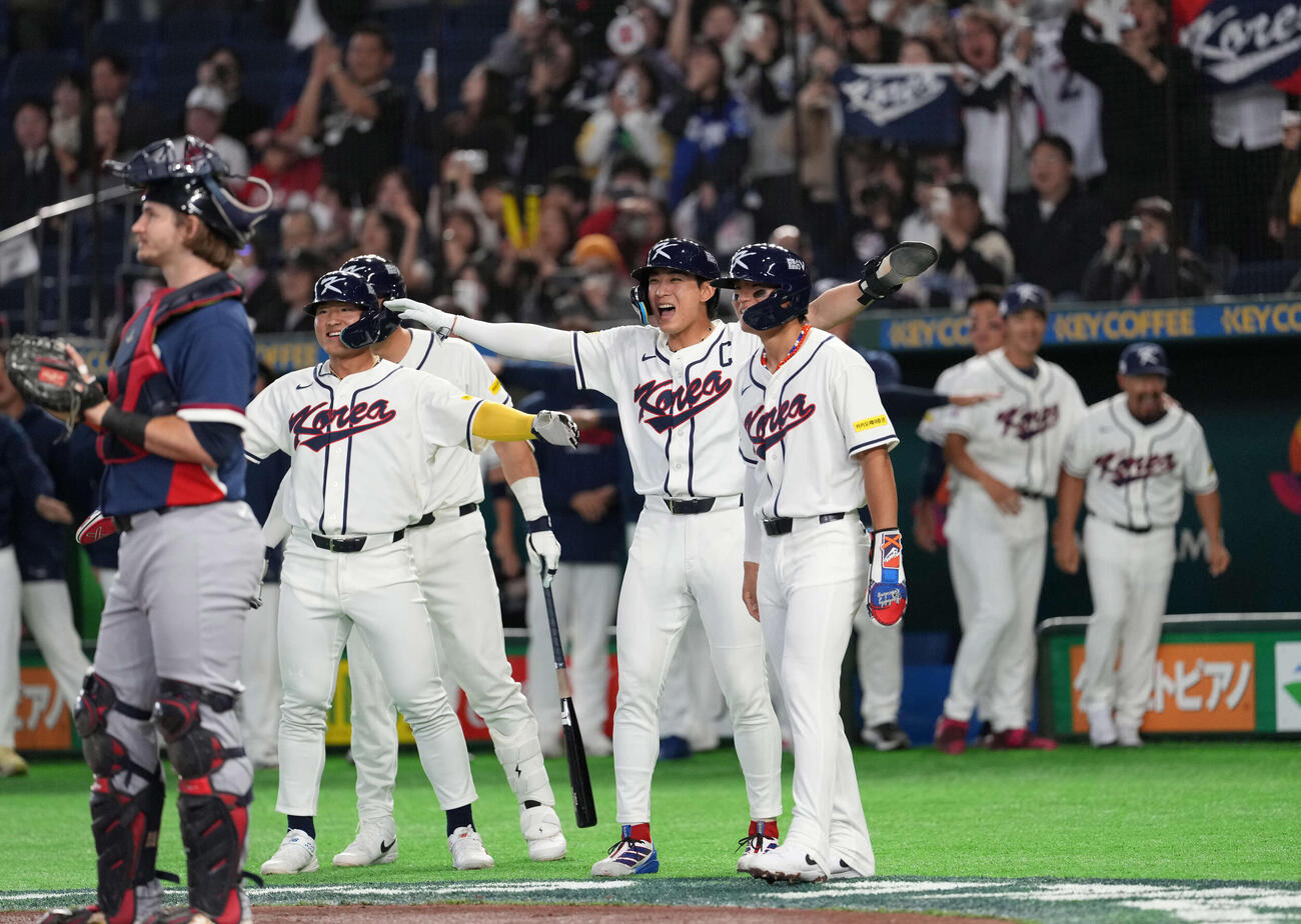 韓国対チェコ　1回裏韓国1死満塁、満塁本塁打を放った文保景を出迎えるナイン（撮影・井上学）