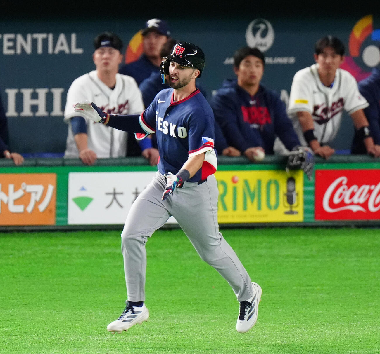 韓国対チェコ　5回表チェコ1死一、二塁、右越え3点本塁打を放つバブラ（撮影・清水貴仁）