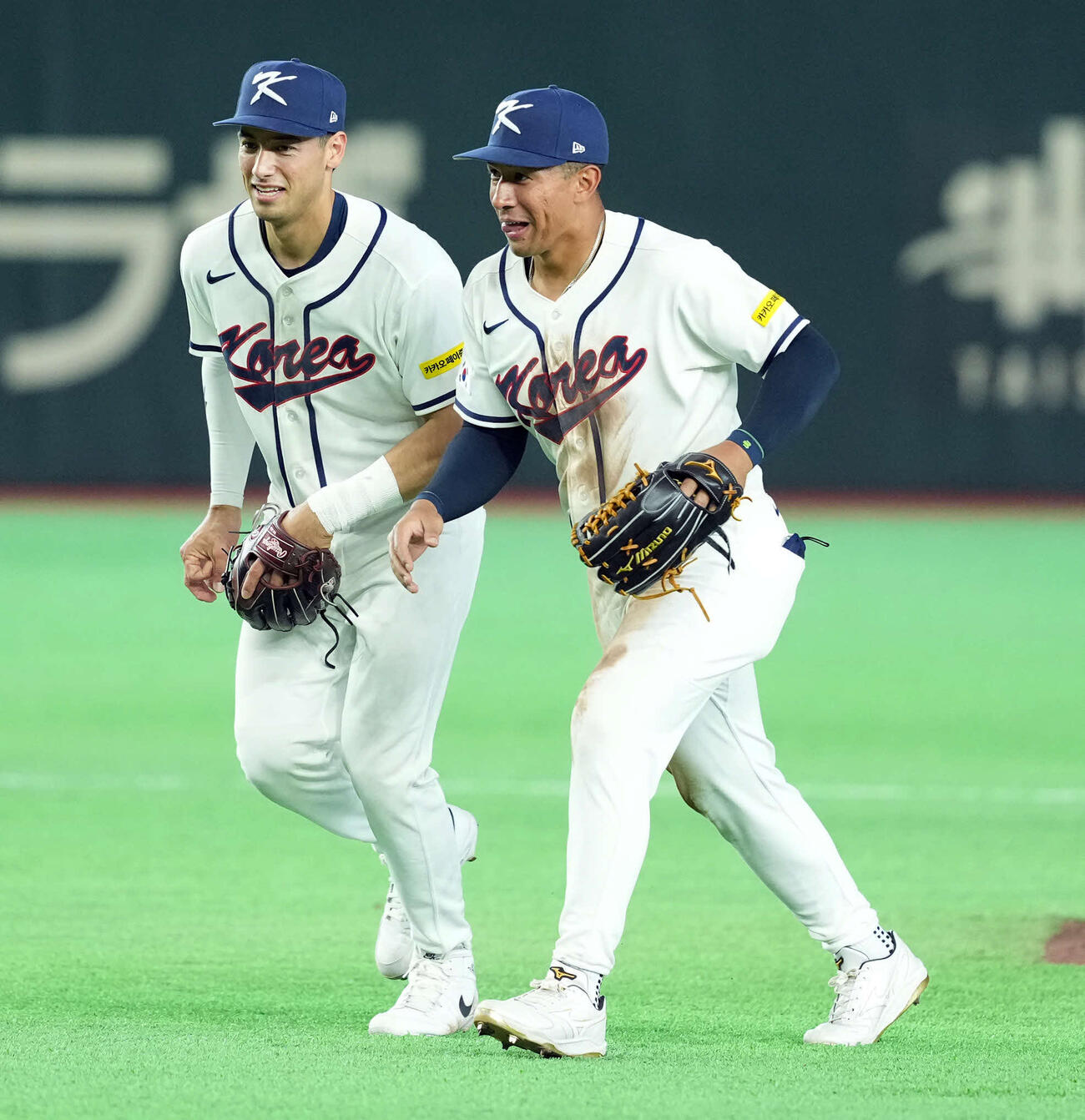韓国対チェコ　チェコに快勝し笑顔を見せる韓国ジョーンズ（右）とウィットコム（撮影・たえ見朱実）