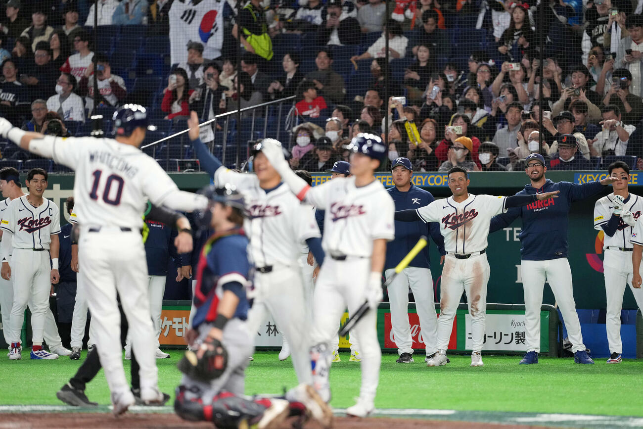 韓国対チェコ　3回裏韓国1死一塁、2点本塁打を放ったウィットコム（手前）を出迎えるナイン（撮影・井上学）