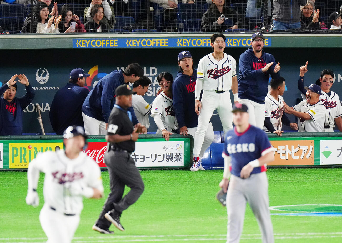 韓国対チェコ　5回裏韓国1死一塁、左越え2点本塁打を放ったウィットコムにベンチの選手も盛り上がる（撮影・清水貴仁）