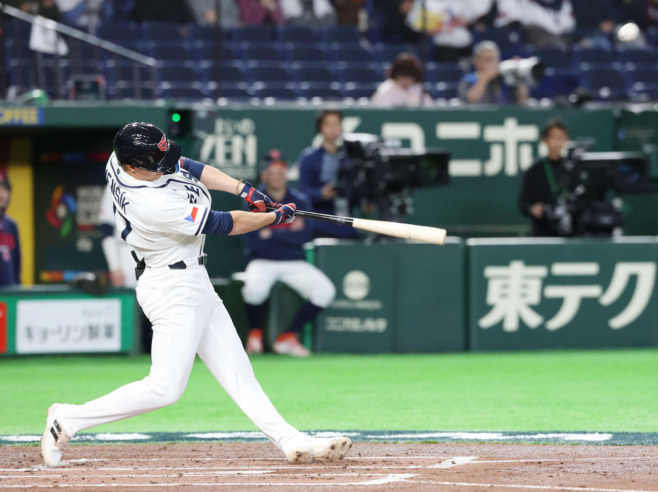 チェコ対オーストラリア　2回裏チェコ1死二、三塁、中犠飛を放つメンシク（撮影・宮地輝）