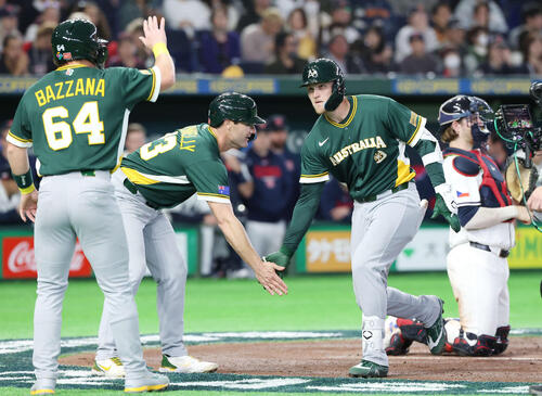 チェコ対オーストラリア　3回表オーストラリア2死一、二塁、左中間へ3点本塁打を放ちチームメートとタッチを交わすミード（撮影・宮地輝）