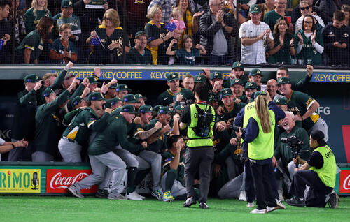チェコ対オーストラリア　5－1で勝利し、雄たけびを上げて記念撮影するオーストラリアの選手たち（撮影・浅見桂子）